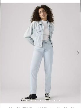 Levi's The 80s Mom Jean In light Wash Size 28